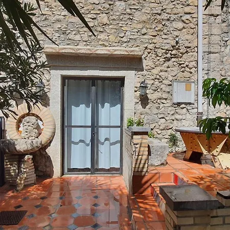 Vakantiehuis Domaine De La Pierre Chaude *